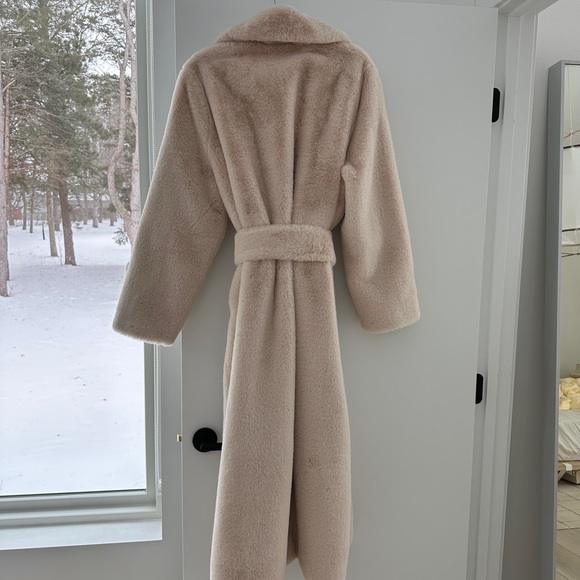 ASOS DESIGN plush faux fur longline maxi with belt in cream - Picture 4 of 13